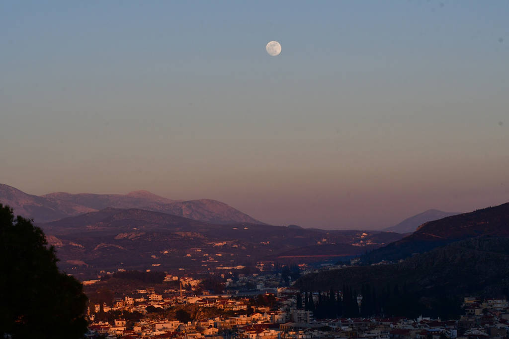 Ένα φεγγάρι να το... πιεις στο ποτήρι! (pics)