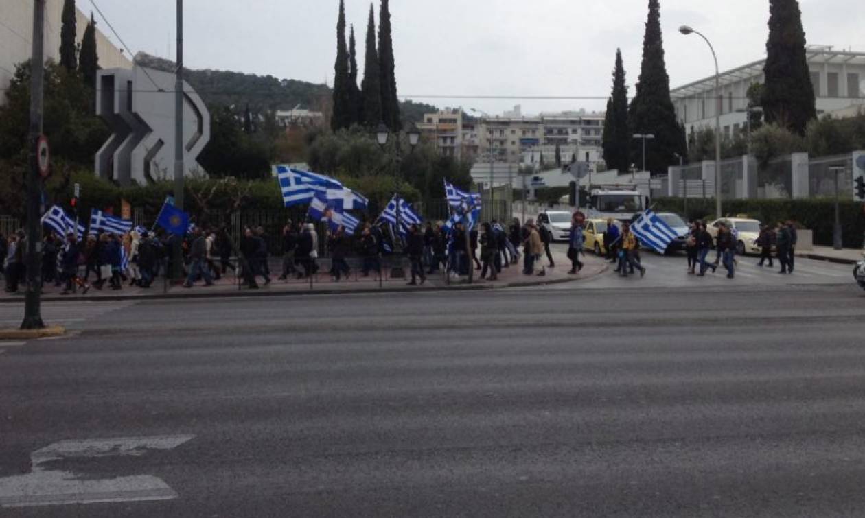 Συλλαλητήριο Αθήνα: Διαδηλωτές κρατώντας ελληνικές σημαίες κατευθύνονται στο Σύνταγμα