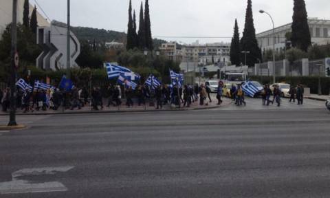 Συλλαλητήριο Αθήνα: Διαδηλωτές κρατώντας ελληνικές σημαίες κατευθύνονται στο Σύνταγμα