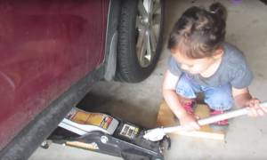 Αυτή η μικρή αλλάζει τα λάδια στο αυτοκίνητο του μπαμπά της και μας αφήνει άφωνους (vid)