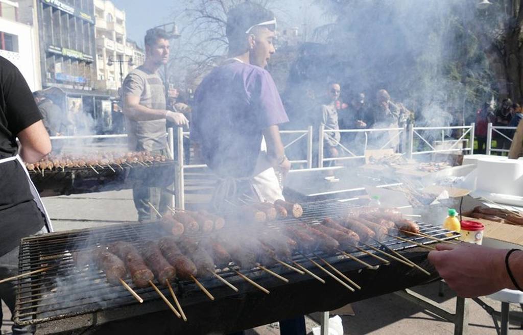 Τσικνοπέμπτη 2018: Ψήνουν 3.000 λουκάνικα στην πλατεία της Λάρισας (pics)