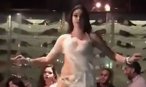 Αίγυπτος: Χορεύτρια συνελήφθη και θα απελαθεί γιατί ήταν ντυμένη πολύ… σέξι