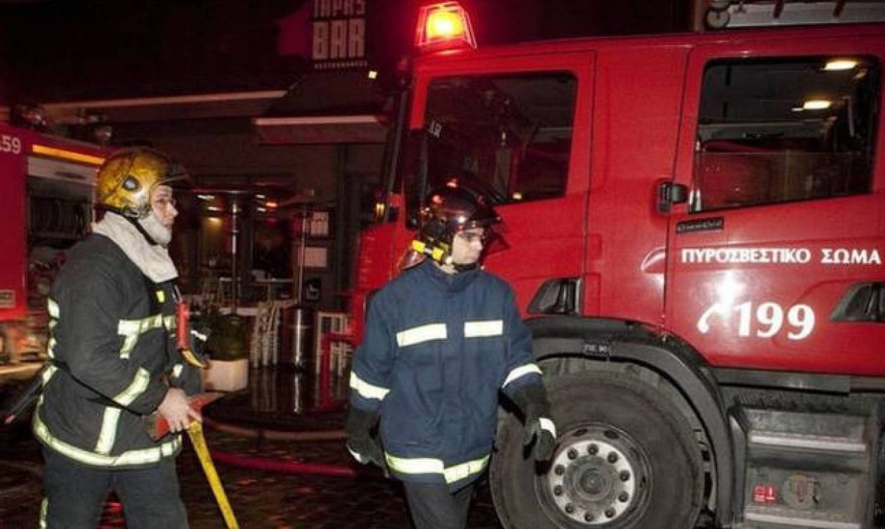 Στις φλόγες μονοκατοικία στον Άλιμο - Εντοπίστηκε άτομο χωρίς τις αισθήσεις του