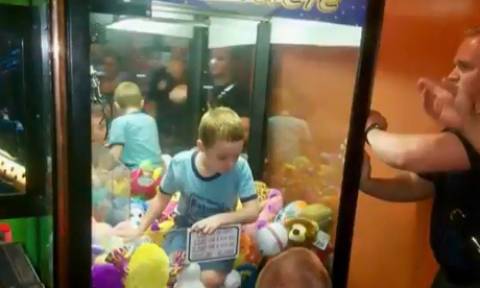 ΣΟΚ: Αγόρι παγιδεύτηκε μέσα σε μηχάνημα με τυχερά κουκλάκια (vid)