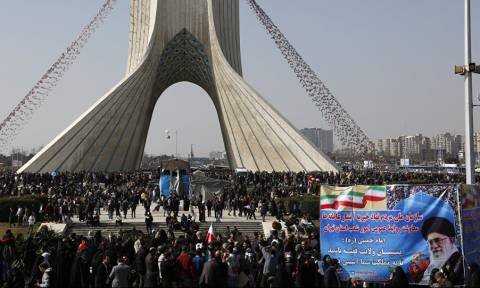 Ιράν: Χιλιάδες Ιρανοί στους δρόμους για να γιορτάσουν την ισλαμική επανάσταση του 1979 (pics+vid)