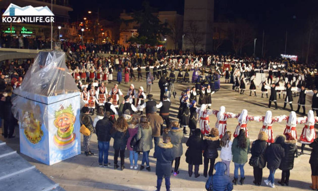 «Σεισμός» στην Κοζάνη: Μακεδονία ξακουστή στην κεντρική πλατεία - Συγκίνηση (φωτογραφίες)