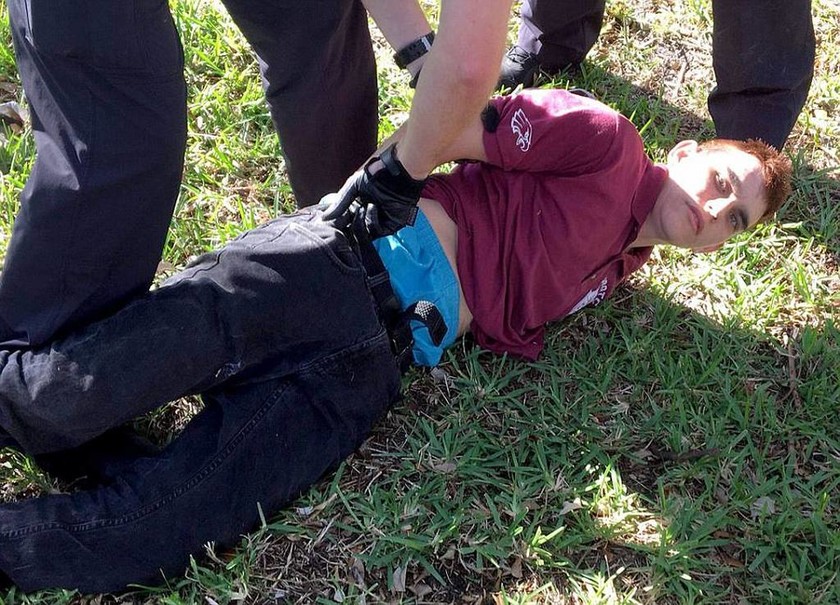 Μακελειό στις ΗΠΑ: Ο 19χρονος έστησε παγίδα θανάτου χτυπώντας το συναγερμό του σχολείου (Pics+Vids)