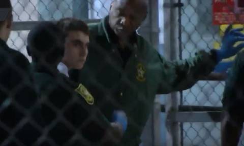 Ψυχρός δολοφόνος: Σοκάρει το ατάραχο βλέμμα του μακελάρη της Φλόριντα καθώς οδηγείται στη φυλακή