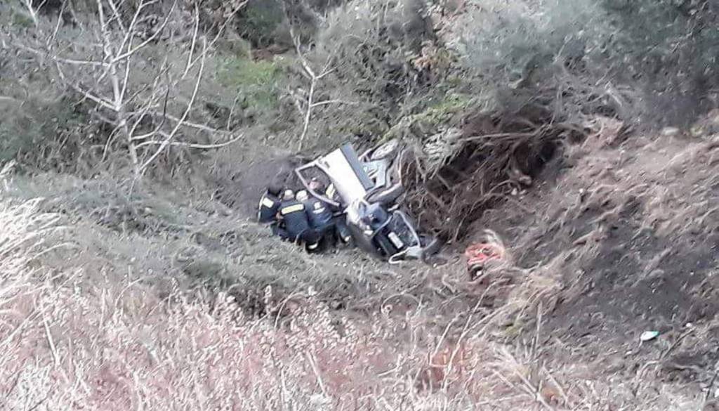 Φρικτό τροχαίο στην Κρήτη: Αυτοκίνητο έπεσε σε γκρεμό – Δύο τραυματίες (ΠΡΟΣΟΧΗ – ΣΚΛΗΡΕΣ ΕΙΚΟΝΕΣ)