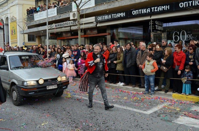 Απόκριες 2018 - Έξω φρενών ο Φερεντίνος: Παράτησε την παρέλαση και έφυγε (pics)