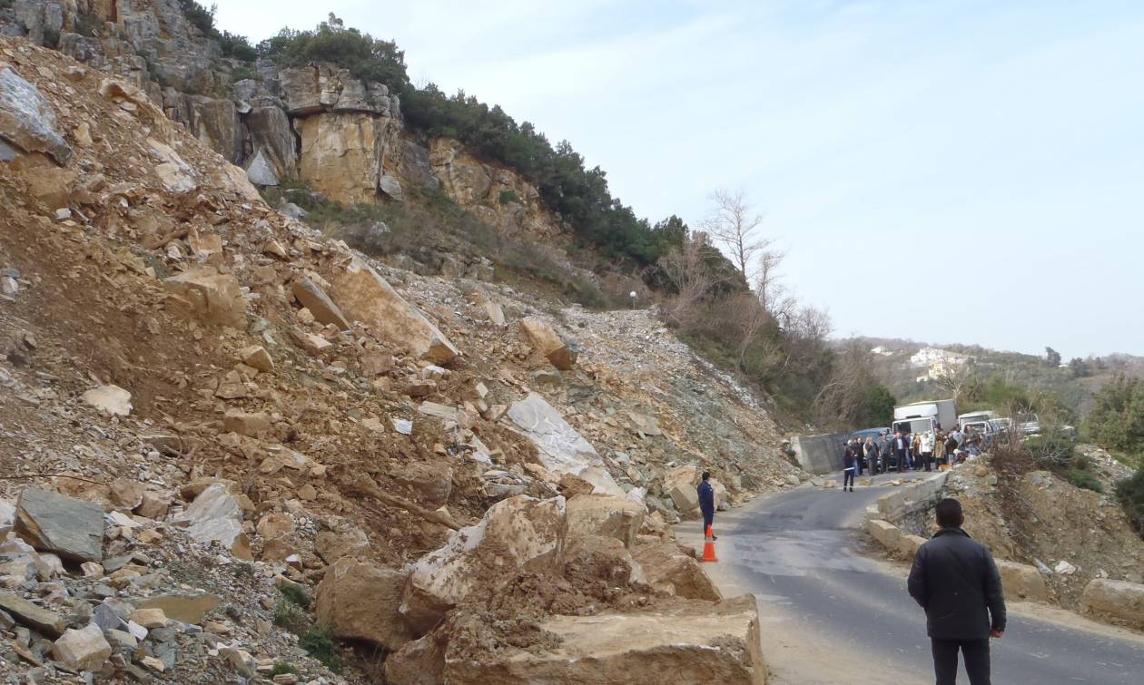 Πήλιο: Λεωφορεία με μαθητές εγκλωβίστηκαν από τις κατολισθήσεις (vid)