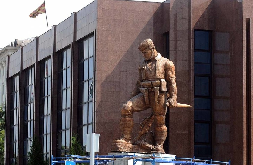 Σκόπια: Αποκαθηλώνουν αγάλματα που παραπέμπουν σε αλυτρωτισμό - Δείτε φωτογραφίες