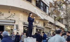 Οργή στο διαδίκτυο για το βίντεο ξυλοδαρμού διαδηλώτριας κατά της μαντίλας από αστυνομικούς στο Ιράν