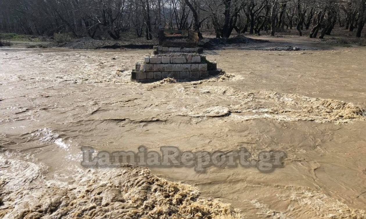 Καιρός ΤΩΡΑ - Φθιώτιδα: «Φούσκωσε» ο Σπερχειός - Σε συναγερμό οι Αρχές (pics)