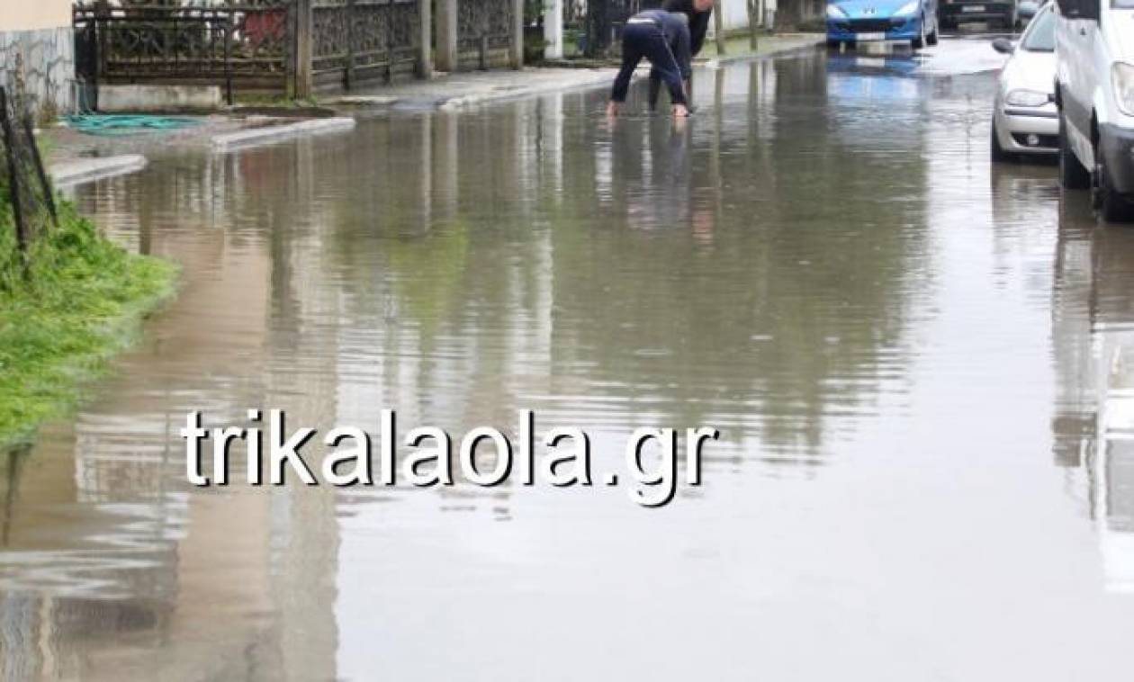 Τρίκαλα: «Μάχη» με τη λάσπη για να σώσουν τις περιουσίες τους (pics)