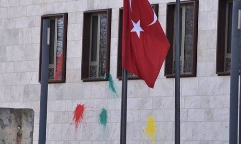 Επίθεση με μπογιές και βόμβα καπνού στην τουρκική πρεσβεία στο Βερολίνο (pics+vid)