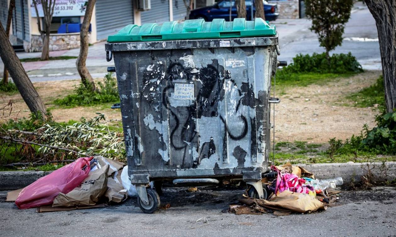 Πετρούπολη: Δείτε τη στιγμή που το κτήνος πετάει το νεογέννητο μωρό σε κάδο