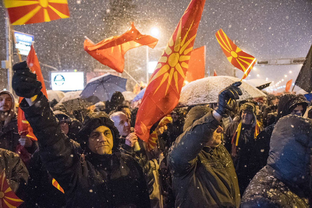 Αυτοί είναι οι Σκοπιανοί: Έκαψαν ελληνικές σημαίες και φώναζαν συνθήματα κατά των Ελλήνων 