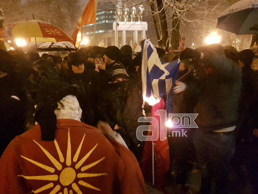Αυτοί είναι οι Σκοπιανοί: Έκαψαν ελληνικές σημαίες και φώναζαν συνθήματα κατά των Ελλήνων 
