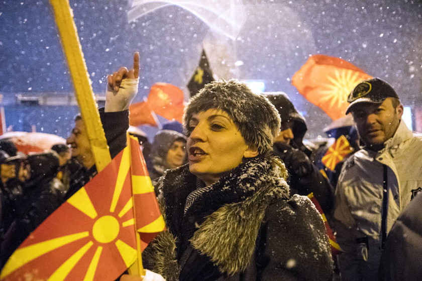Αυτοί είναι οι Σκοπιανοί: Έκαψαν ελληνικές σημαίες και φώναζαν συνθήματα κατά των Ελλήνων 
