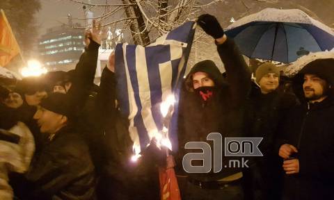Αυτοί είναι οι Σκοπιανοί: Έκαψαν ελληνικές σημαίες και φώναξαν συνθήματα κατά των Ελλήνων