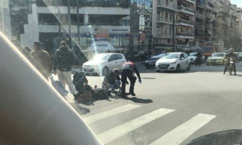 Αυτοκίνητο παρέσυρε πεζό στο κέντρο της Αθήνας (pics)