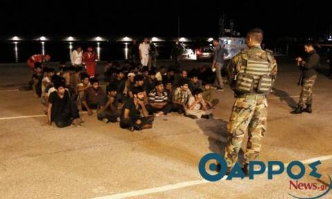 Συναγερμός στην Κορώνη: Εντοπίστηκε σκάφος με δεκάδες μετανάστες