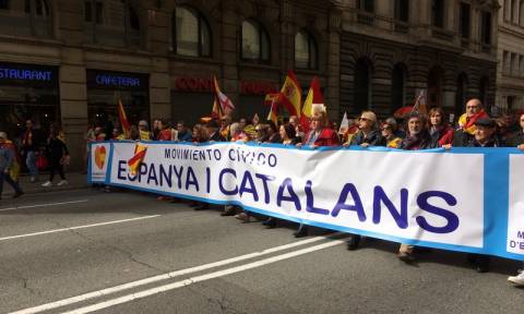 Ισπανία: Χιλιάδες πολίτες στους δρόμους της Βαρκελώνης - Διαδήλωσαν υπέρ της ενότητας (vid)