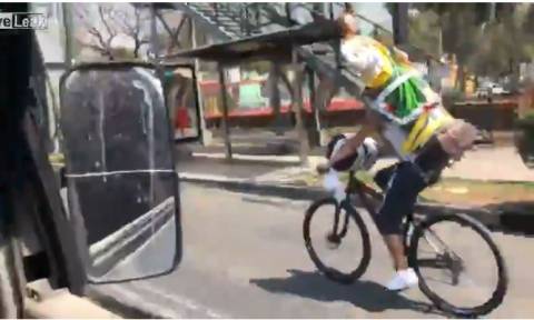 Fail video: Ποδηλάτης που κουβαλούσε άγαλμα στην πλάτη δε θα ξαναδοκιμάσει αυτό το κόλπο!