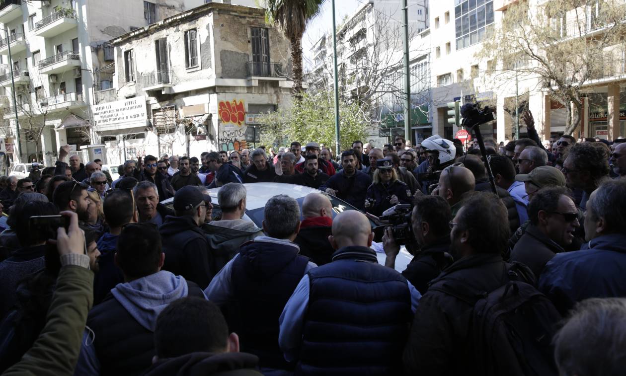 Ένταση στη συγκέντρωση ιδιοκτητών ταξί (pics)