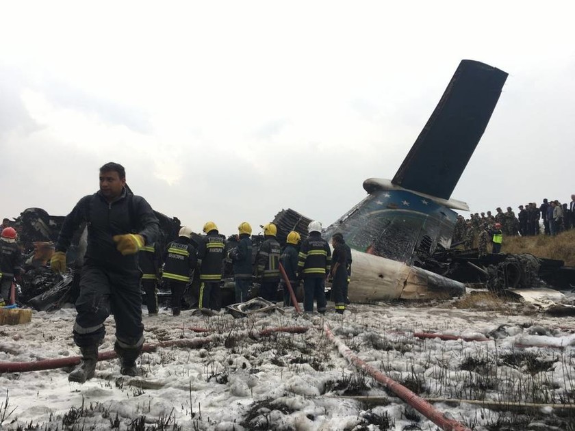 LIVE: Αεροσκάφος με 67 επιβάτες συνετρίβη στο Κατμαντού (pics&vids)