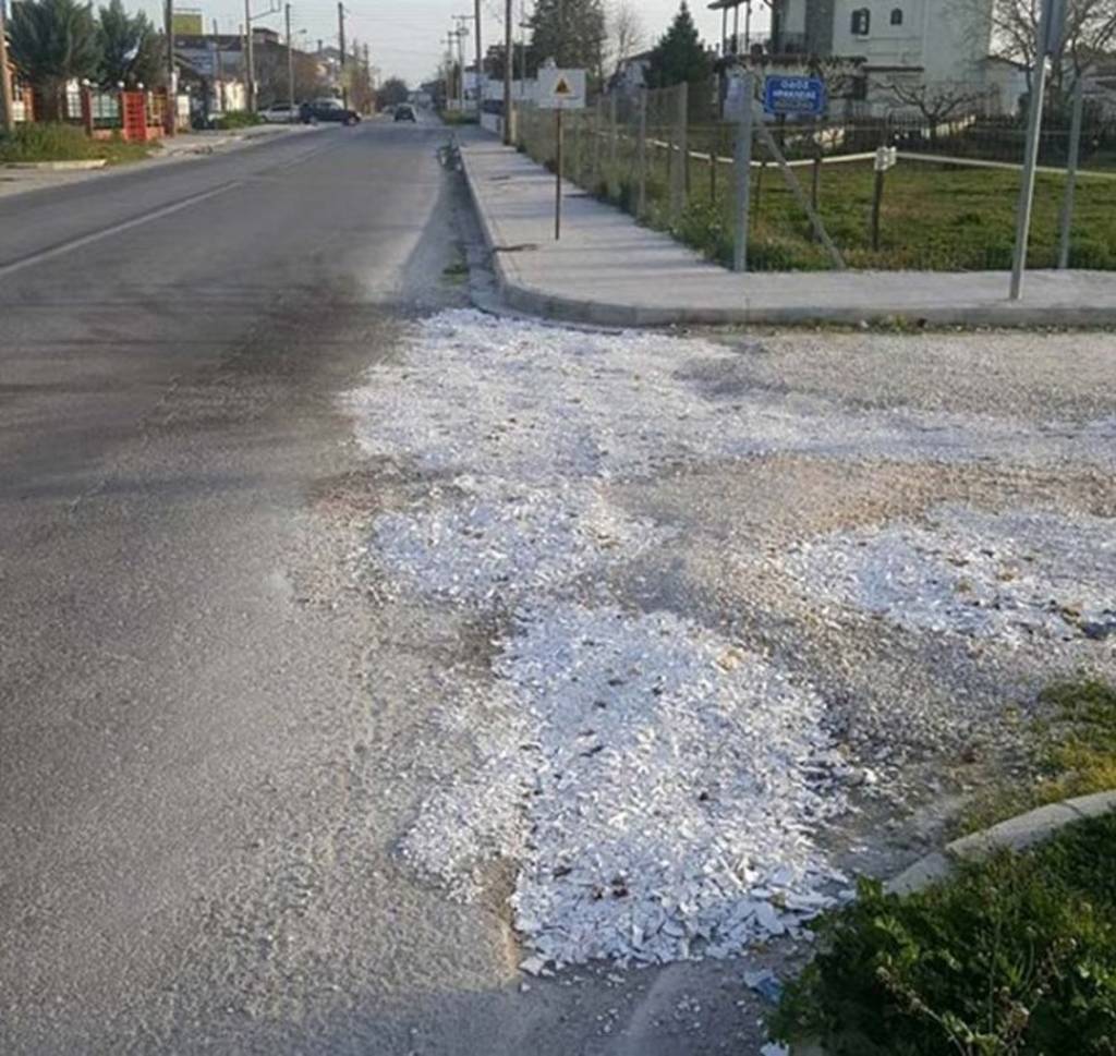 Λάρισα: Έκλεισαν τις λακκούβες στο δρόμο με... σπασμένα πιάτα και γαρύφαλλα (pics)