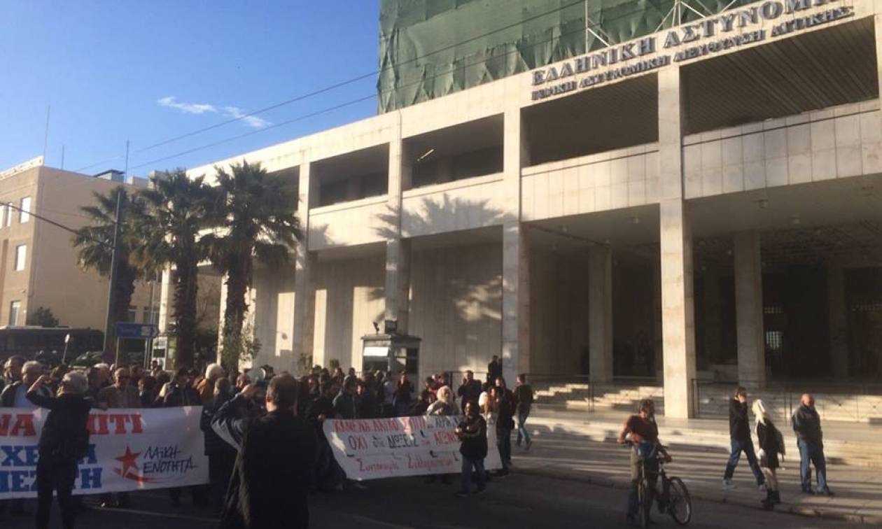 Μέλη της ΛΑΕ έξω από τη ΓΑΔΑ - Διαμαρτύρονται για τις συλλήψεις