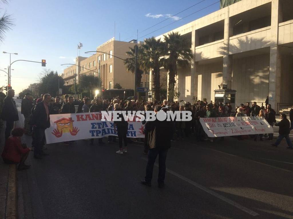 Μέλη της ΛΑΕ έξω από τη ΓΑΔΑ - Διαμαρτύρονται για τις συλλήψεις