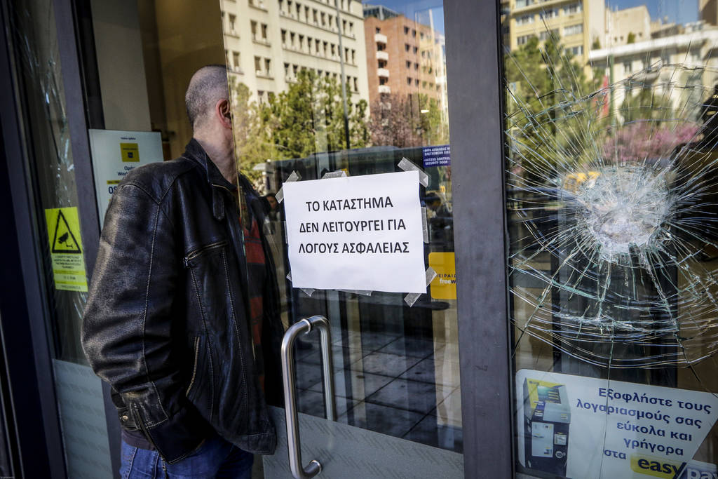 Κουκουλοφόροι προκάλεσαν ζημιές σε τράπεζες στην πλατεία Κάνιγγος (photos)