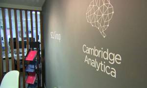 Ντόμινο εξελίξεων: Τέλος ο CEO της Cambridge Analytica – Θεριεύει το κίνημα «διαγράψτε το Facebook»