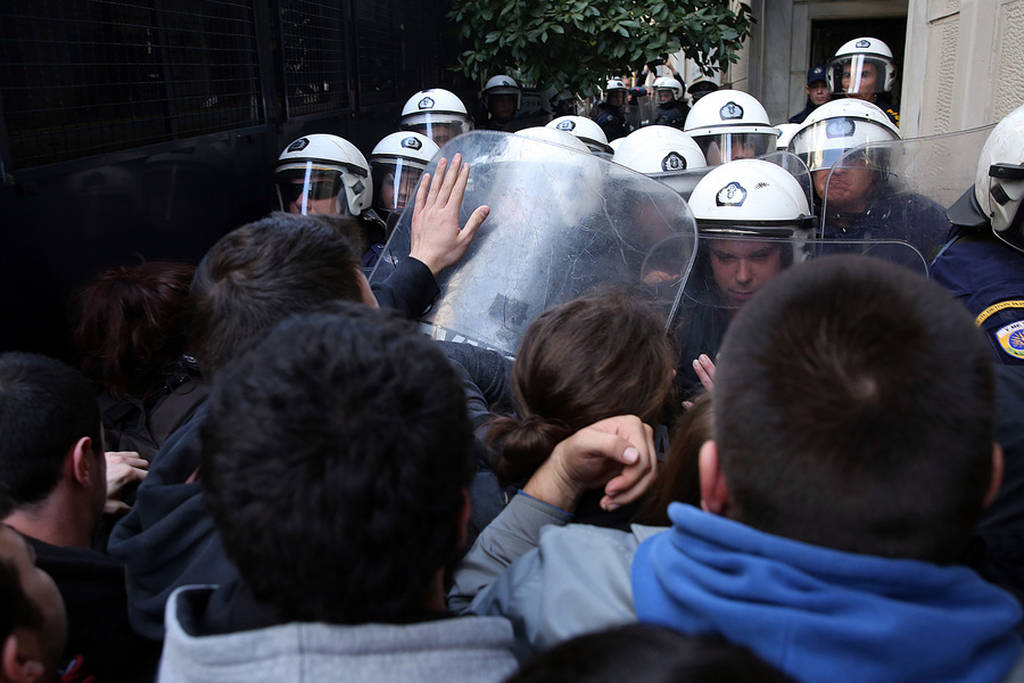 Ένταση και χημικά σε συμβολαιογραφείο στο Κολωνάκι (photos)