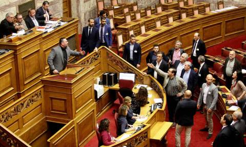 Χαμός στη Βουλή: Παραλίγο να πέσει ξύλο με χρυσαυγίτες βουλευτές