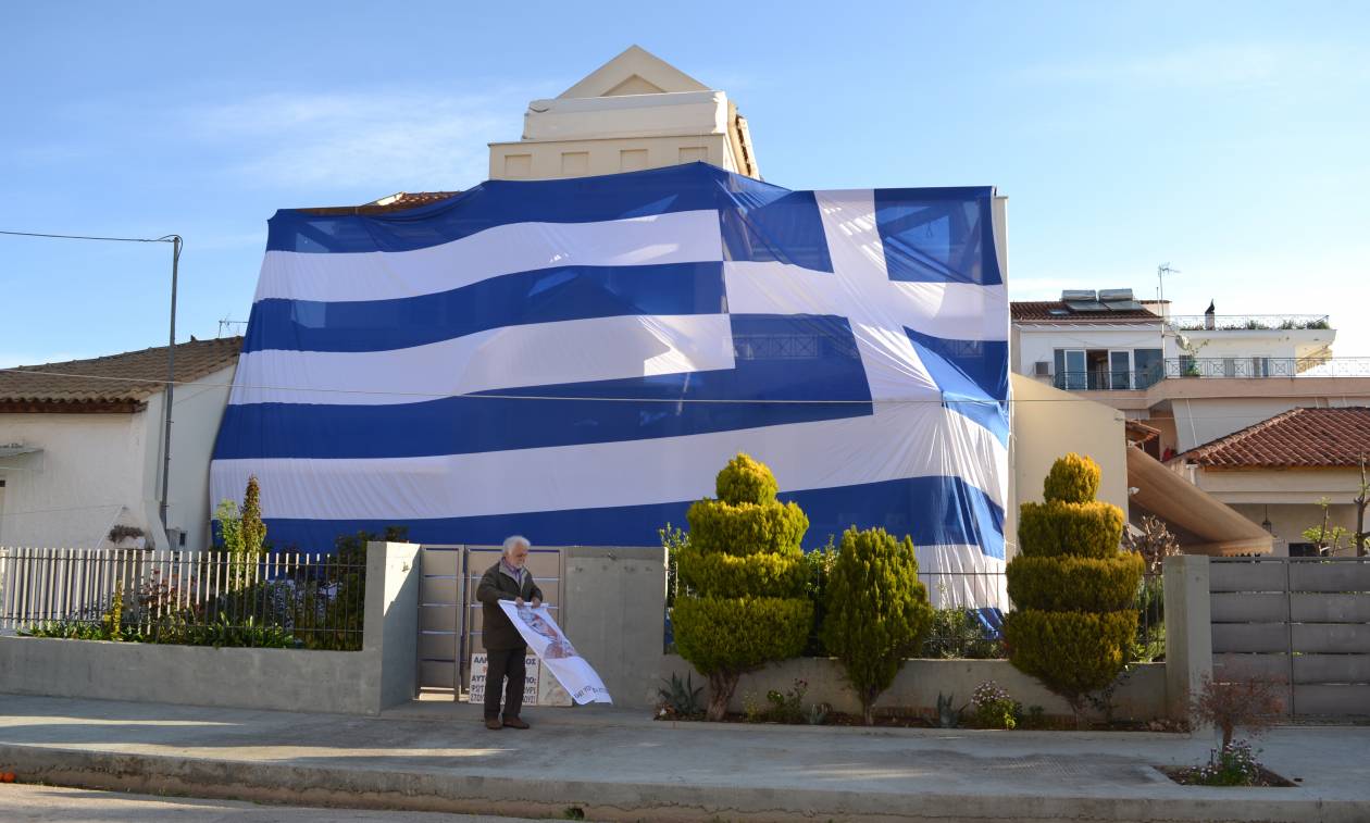 Κάλυψε το σπίτι του με ελληνική σημαία 135 τ. μ. για να συμπαρασταθεί στους δύο Έλληνες αξιωματικούς