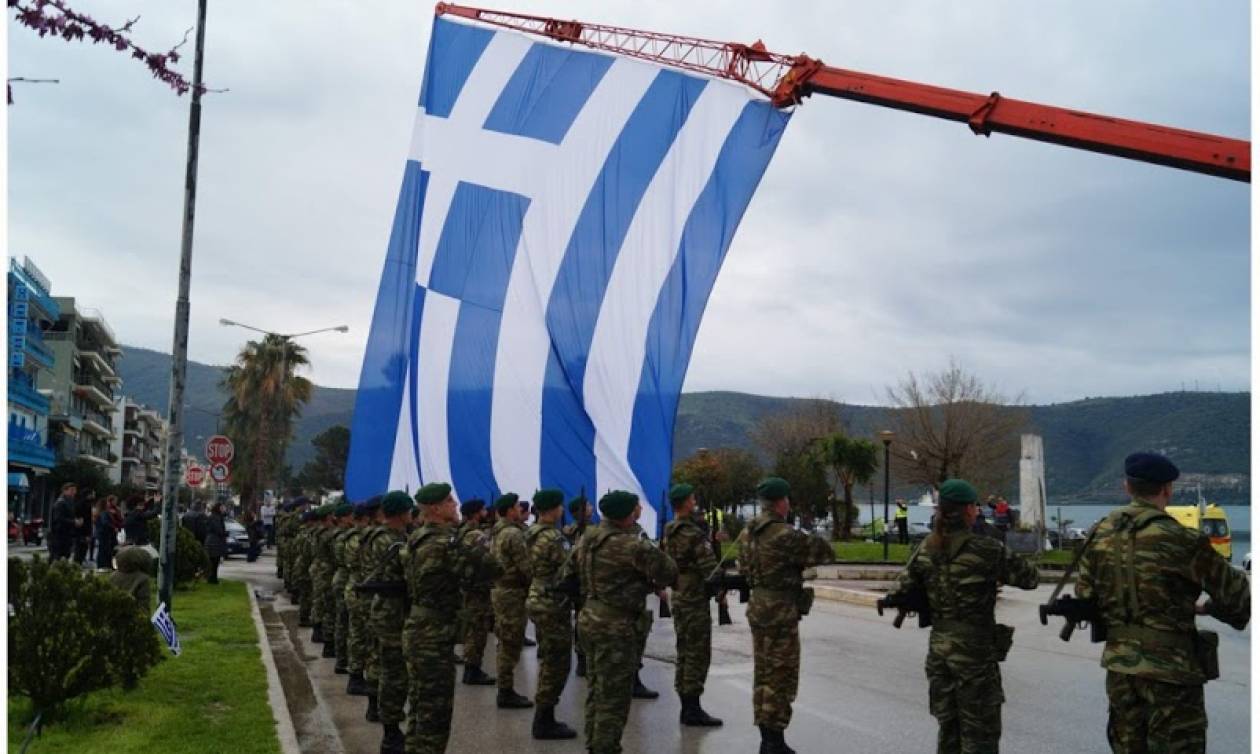 Δέος για την ελληνική σημαία των 350 τ. μ. στην Ηγουμενίτσα (vid)