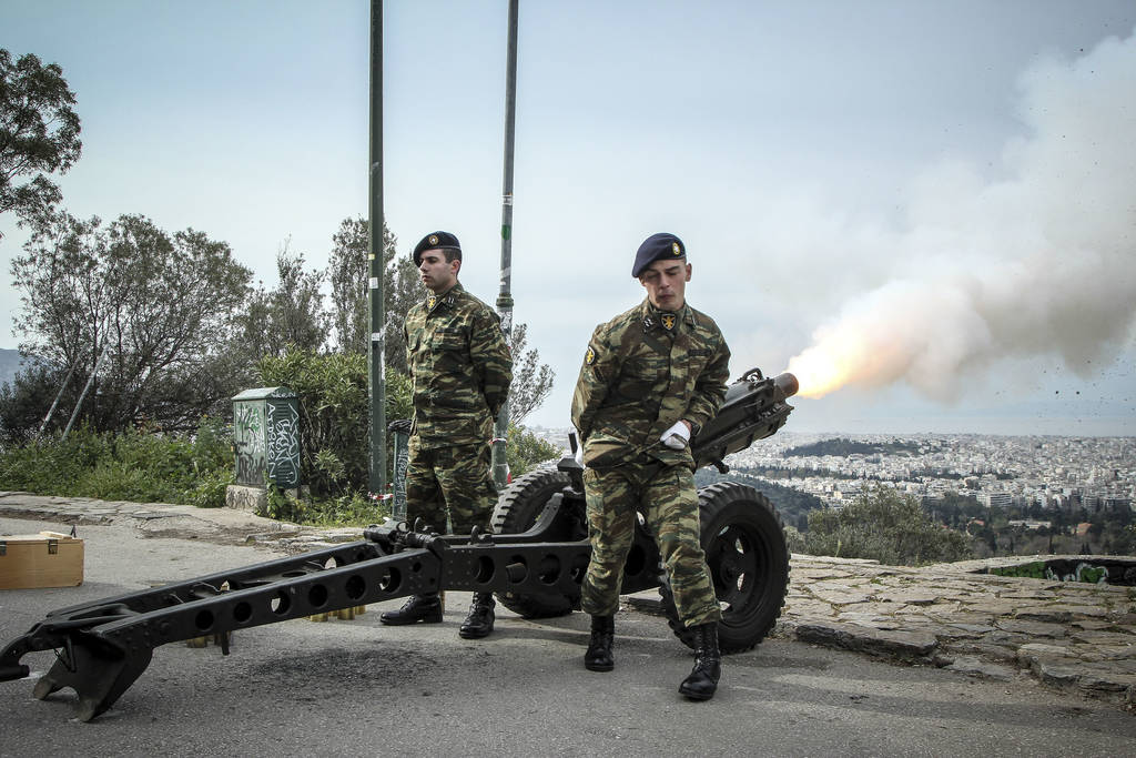 Εντυπωσιακές φωτογραφίες από τους κανιοβολισμούς στο Λυκαβηττό