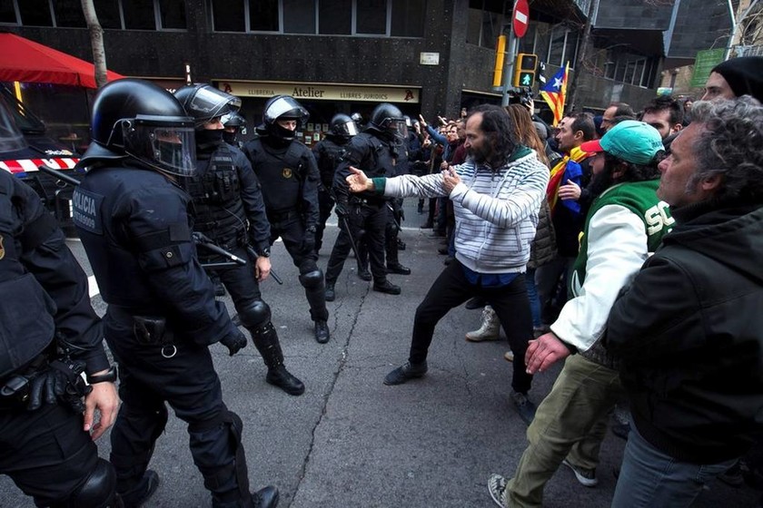 Χάος στην Ισπανία: Διαδηλώσεις και σοβαρά επεισόδια για τη σύλληψη του Πουτζντεμόν (Pics+Vids)