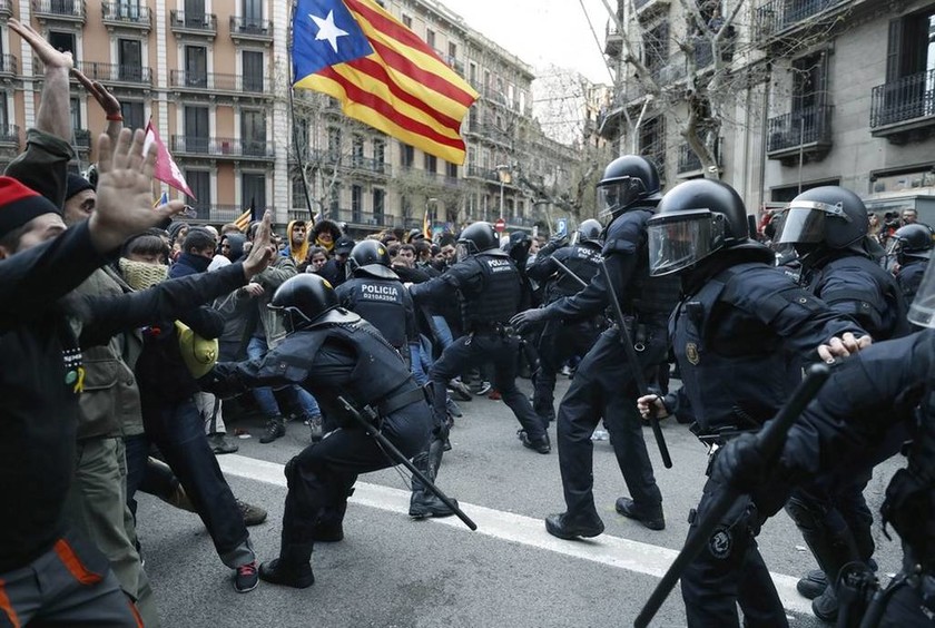 Χάος στην Ισπανία: Διαδηλώσεις και σοβαρά επεισόδια για τη σύλληψη του Πουτζντεμόν (Pics+Vids)