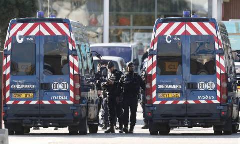 Ομηρία Γαλλία: «Αλλάχ Ακμπάρ» φώναζε κατά τη σύλληψή της η σύντροφος του δράστη