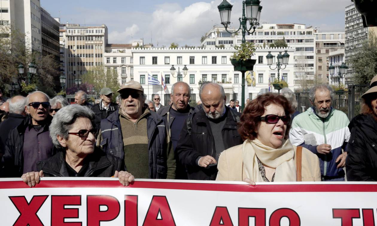 Συγκέντρωση διαμαρτυρίας συμβασιούχων των δήμων έξω από το υπ. Εσωτερικών