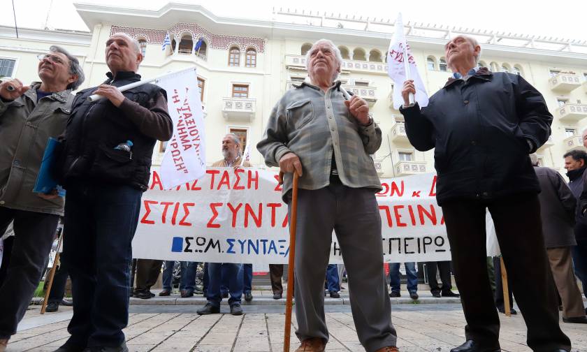 Θεσσαλονίκη: Διαμαρτυρία συνταξιούχων έξω από τα γραφεία του ΕΦΚΑ
