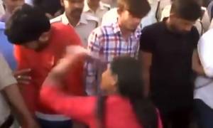Βίντεο: Οργισμένο πλήθος «τιμωρεί» τους τέσσερις βιαστές 20χρονης