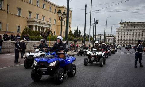 Γέμισε «γουρούνες» η Αθήνα - Διαμαρτυρία έξω από τη Βουλή (pics)