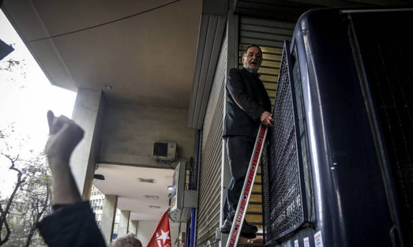 Συγκέντρωση κατά των πλειστηριασμών: Με σκάλα επιχείρησε να ανέβει σε κλούβα των ΜΑΤ ο Λαφαζάνης