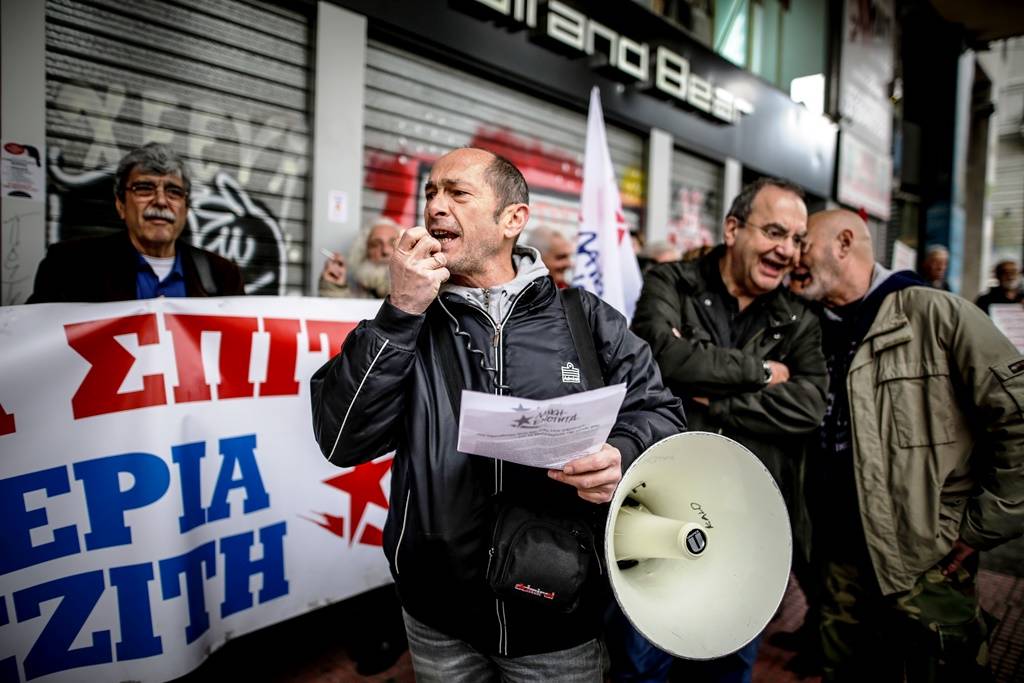 Συγκέντρωση κατά των πλειστηριασμών: Με σκάλα επιχείρησε να ανέβει σε κλούβα των ΜΑΤ ο Λαφαζάνης